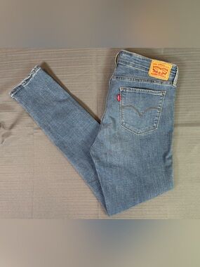 Levi’s 711 Skinny Jeans Women’s W29 L30 Light Wash Stretch Denim Mid Rise
